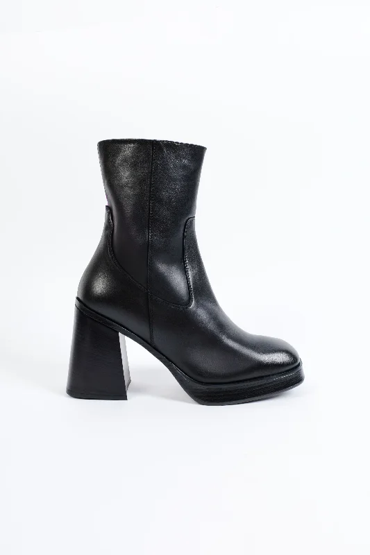 Boots for winter walking with extra warmth -LUCY BLACK - Heeled Ankle Boot