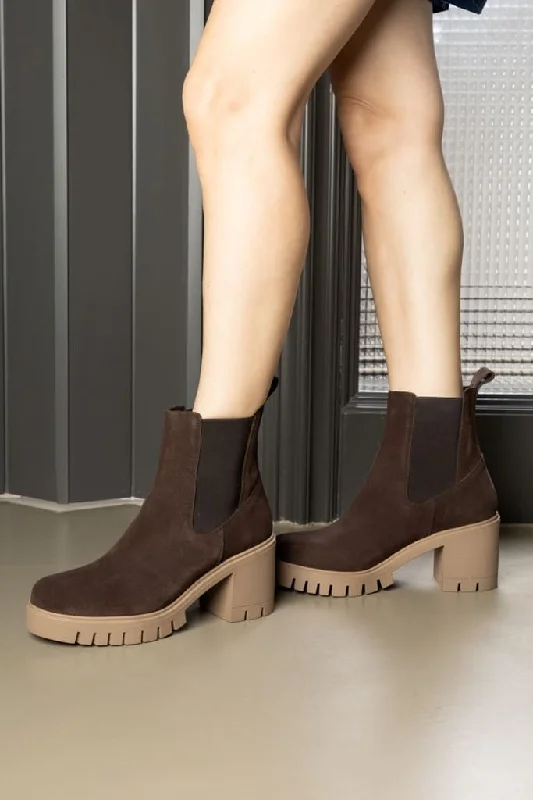 Comfortable winter boots for rough conditions -LIBY CHOCO - Heeled Boots with Elastic and Notched Sole