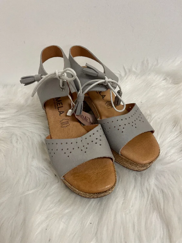 sandals for outdoor vacations -Sandals Heels Block By Clothes Mentor In Grey, Size: 7.5