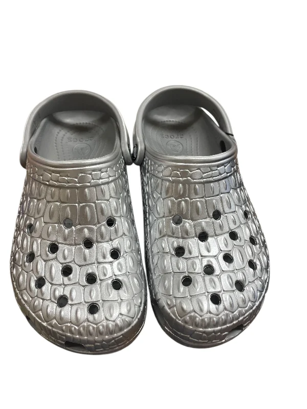 fashionable gold flats-Shoes Flats By Crocs In Silver, Size: 9